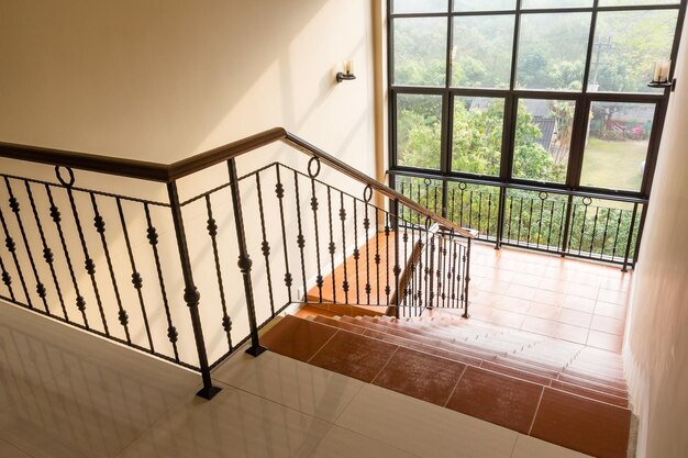 Innenraum einer klassischen Treppe mit Treppen in einem Haus Haustreppe mit Geländer