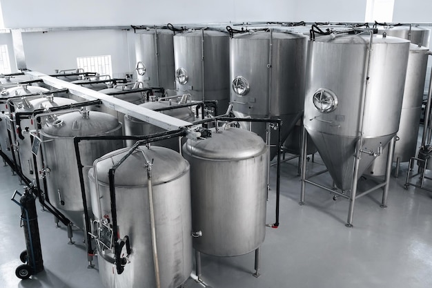 Innenraum einer modernen Fabrikbrauerei mit Tanks im Inneren