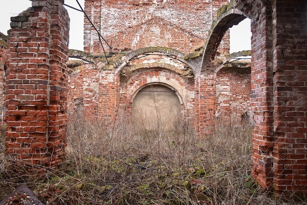 Innenraum einer verlassenen Kirche verlassener Raum ruinierter Raum verlassene Kirche