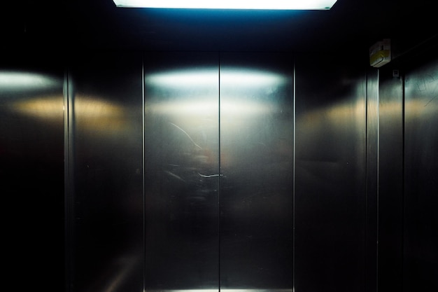 Foto innenraum eines beleuchteten aufzugs