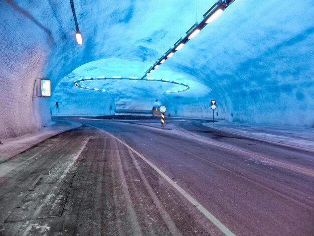 Foto innenraum eines beleuchteten tunnels