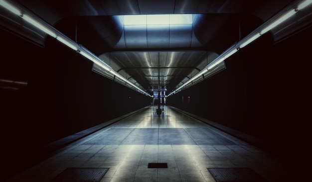 Innenraum eines beleuchteten unterirdischen Bahnhofs