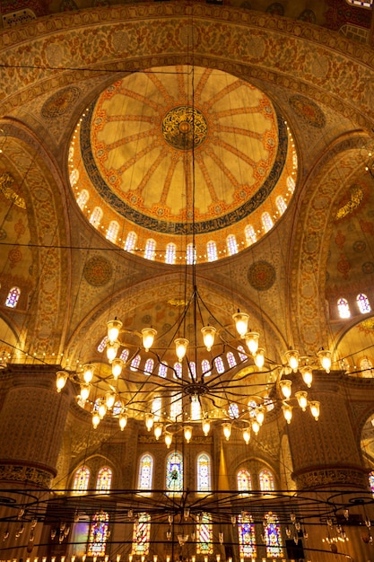 Innenraum eines Gebäudes mit einer geräumigen Decke, die mit mehreren Lichtern in Istanbul, Türkei, gefüllt ist