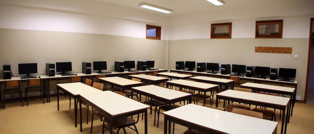 Innenraum eines Klassenzimmers mit Reihe von Computern