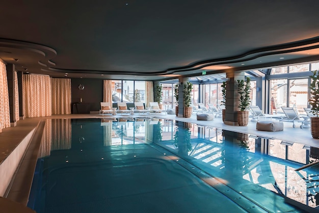 Innenraum eines Luxushotels mit leerem Swimmingpool