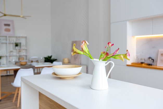 Innenraum geräumiges helles Studio-Apartment im skandinavischen Stil und in warmen Pastellweiß- und Beigetönen.