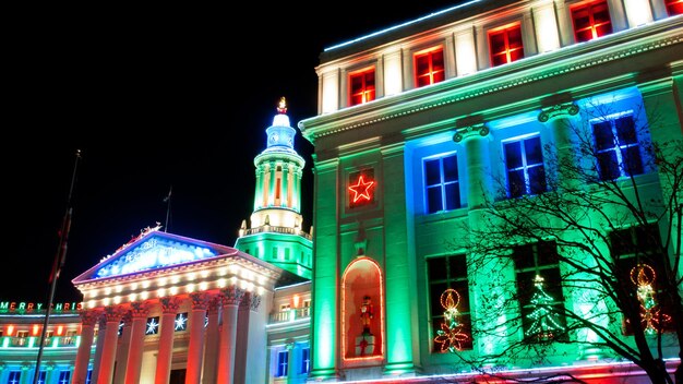 Innenstadt von Denver zu Weihnachten. Denvers City and County Gebäude mit Weihnachtsbeleuchtung dekoriert.