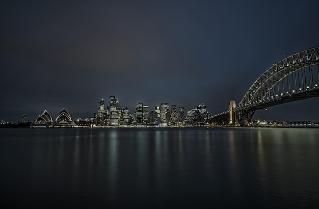 Innenstadt von Sydney mit Harbour Bridge bei Nacht