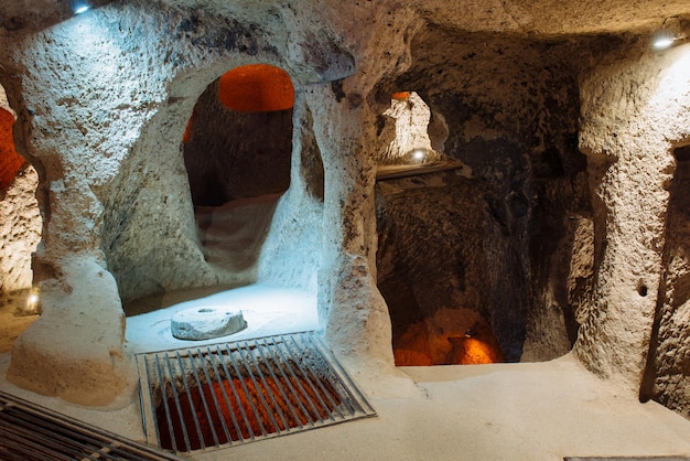 Innere der unterirdischen Stadt KaymaklÂ±, Durchgang, Ställe, Keller, LagerrÃ¤ume. Höhlen sind beliebte Touristenattraktion in Kappadokien, Türkei