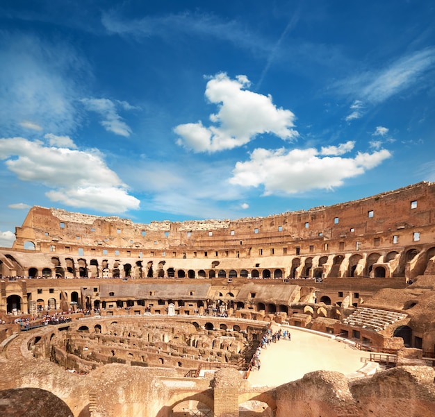 Innerhalb Colosseum Rom mit blauem weißem Himmel Rom, Italien