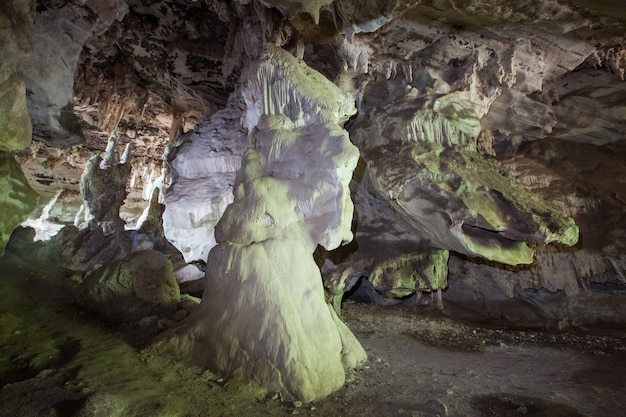 Innerhalb der Peehuatoe-Höhle in Krabi, Thailand. Es ist diese Peehuatoe Höhle ist wichtige Touristenattraktion auf Krabi Provinz.