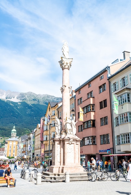 INNSBRUCK, AUSTRIA - 29 DE AGOSTO DE 2019: Centro de la ciudad de Innsbruck con mucha gente y cafés de la calle en Innsbruck, el Tyrol, Austria