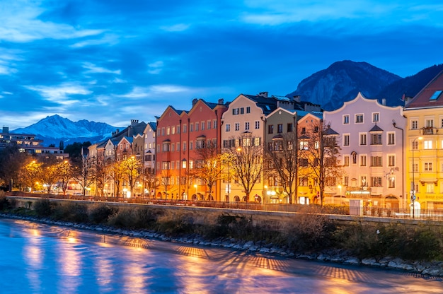 Innsbruck Austria coloridas casas junto al río al atardecer