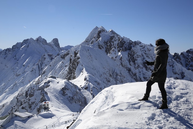 Innsbruck Austria febrero de 2017 Una mujer joven que mira la estación del cielo en la ciudad de Innsbruck