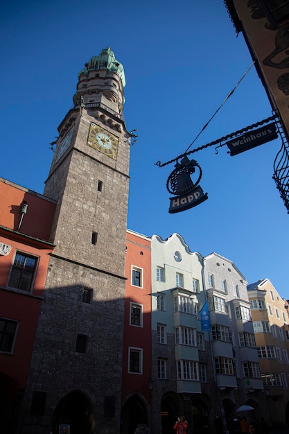 Innsbruck Österreich 9. Januar 2020 zentraler Steinturm mit Uhr in der Altstadt