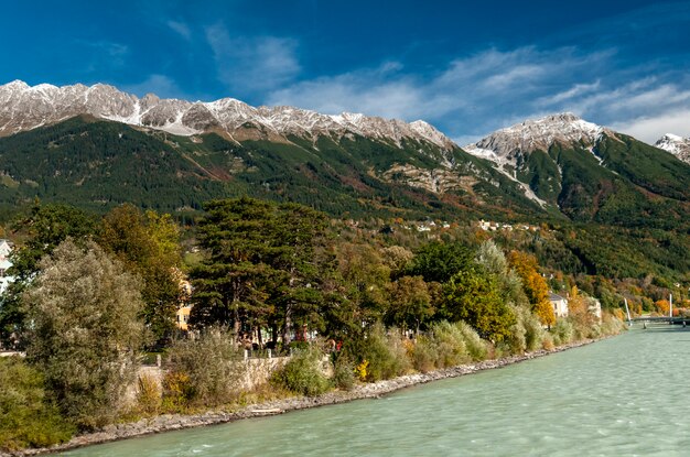 Innsbruck TirolÁustria Casas coloridas às margens do rio Inn