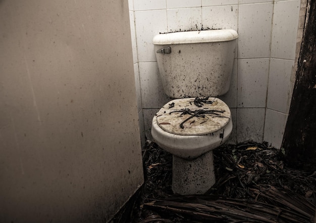 Foto inodoro en un baño abandonado