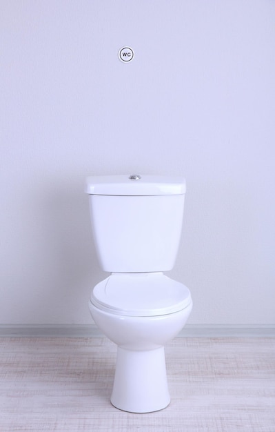 Un inodoro blanco en un baño
