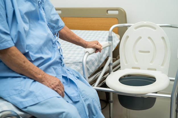 Foto inodoro y silla de ducha en el baño para personas mayores