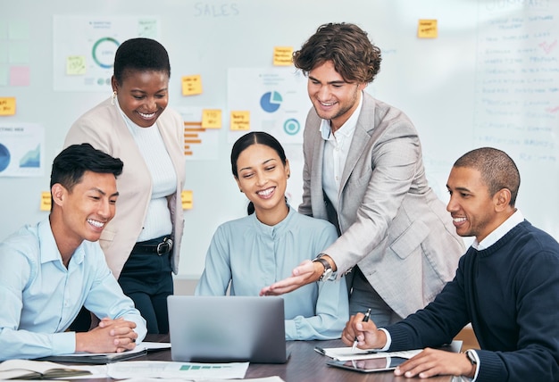 Inovação de trabalho em equipe e planejamento de empresários com um laptop olhando para apresentação de trabalho em reunião de discussão em grupo ou compartilhamento de ideias Empresário e mulher trabalhando com bom marketing de vendas seo