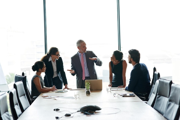 Foto inovação de visão de liderança e trabalho em equipe de uma equipe de negócios em uma reunião de trabalho de escritório grupo executivo corporativo discutindo uma estratégia de colaboração trabalhadores financeiros planejando um projeto juntos