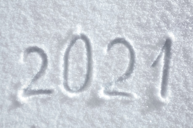 Inschrift 2021 auf natürlicher Schneeoberfläche