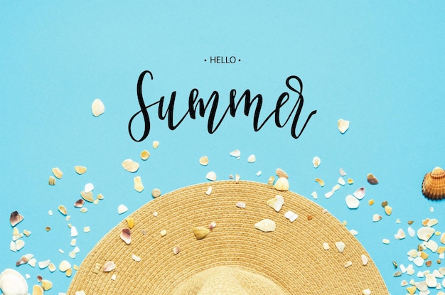 Inschrift Hallo Sommer Sommerurlaub Konzept flach Hut und Muscheln auf blauem Hintergrundbild