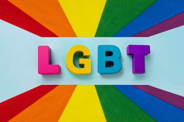 Inschrift LGBT auf einem Regenbogenhintergrund Unterstützen Sie Lesben, Schwule, Bisexuelle, Transgender und Queer Community und Pride Month Concept