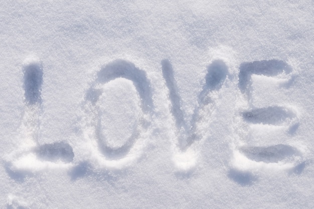 Inschrift Liebe auf einem flauschigen Schnee