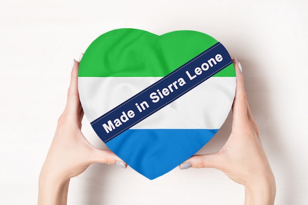 Inschrift Made in Sierra Leone Flagge mit Herzform Box