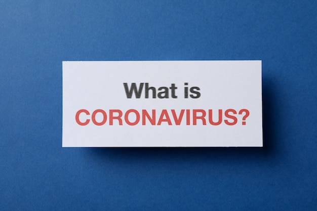 Inschrift "Was ist Coronavirus?" auf blau