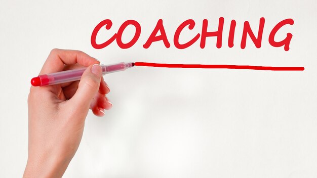 Inschriftcoaching der linken Hand mit roter Farbmarkierung, Konzept, stockbild