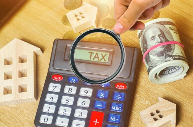 Inschriftsteuer auf dem Rechner das Konzept der Zahlung von Steuern für die Immobilie