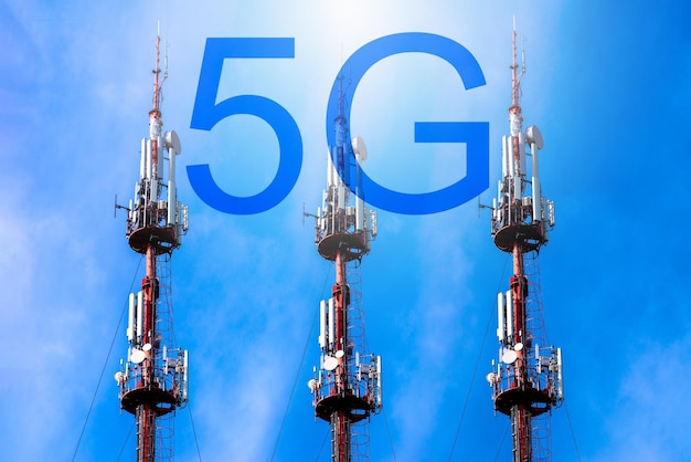 Foto inscrição 5g e torre de telecomunicações celulares e antena torre de rádio com rede 5g