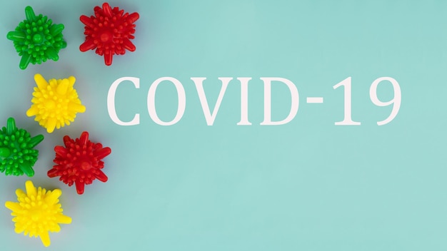 Inscrição COVID19 na doença de Coronavirus de fundo azul chamada COVID19