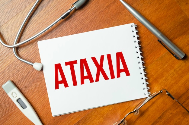 Inscrição de ataxia por estetoscópio em fundo de madeira