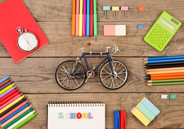 Inscrição de blocos de notas de calculadora de cronômetro de modelo de bicicleta escolar e outros artigos de papelaria