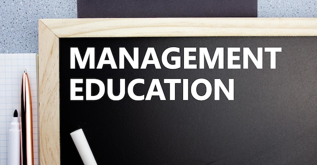 Inscrição de educação gerencial em um quadro de gizO conceito de obter educação no campo da gestãotradebusiness