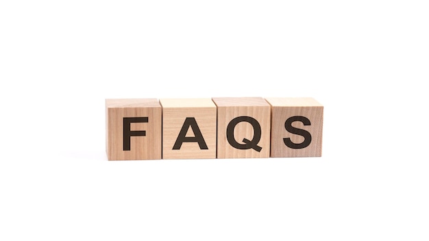 Inscrição de FAQS em cubos de madeira isolados no conceito de perguntas frequentes de fundo branco