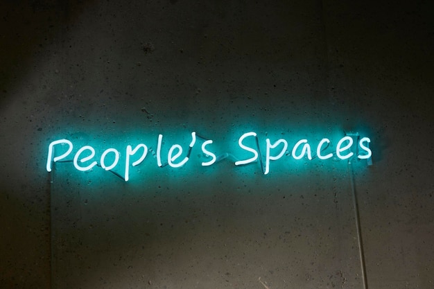 inscrição de neon na cor azul inscrição de neon espaço das pessoas