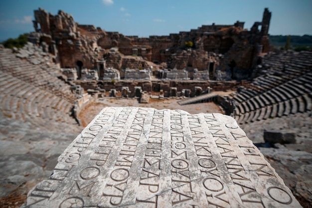 Inscrição em grego antigo na cidade de Perge, Antalya, que já foi capital da Panfília