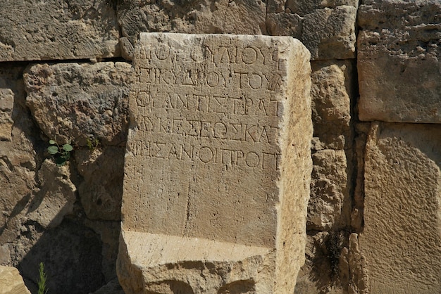 Inscrição na cidade antiga de Perge em Antalya Turkiye