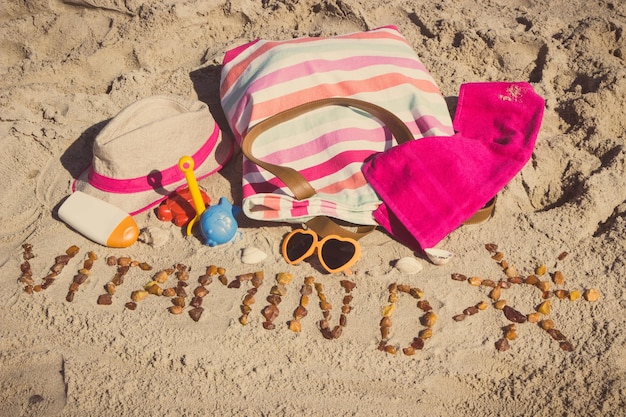 Inscrição vitamina D forma de sol e acessórios para relaxar na areia na praia Prevenção da deficiência de vitamina D e estilo de vida saudável Horário de verão