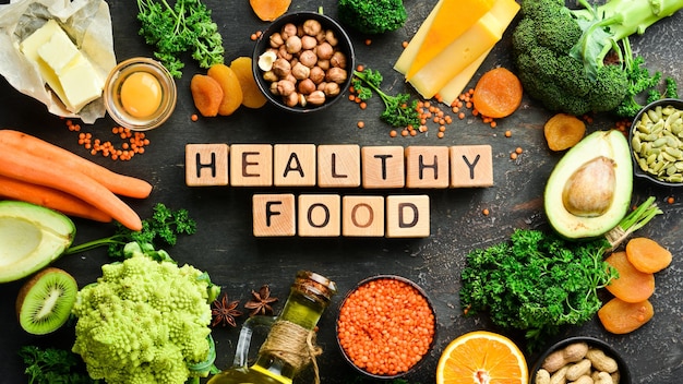 Inscripción de alimentos saludables en la foto Conjunto de verduras, frutas y alimentos Vista superior Espacio libre para su texto