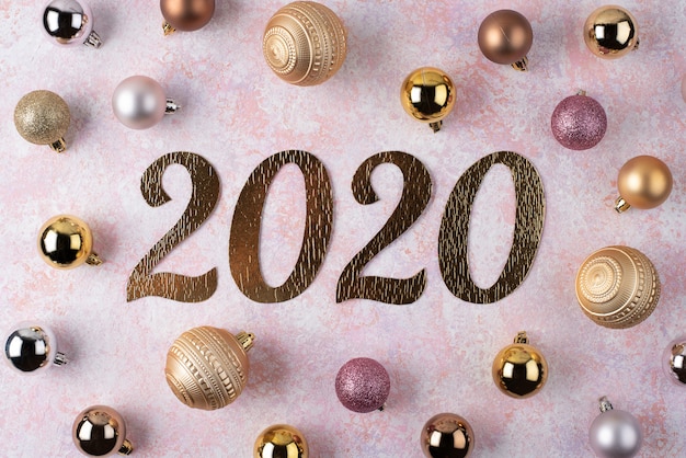 Inscripción de año nuevo 2020 con bolas de navidad