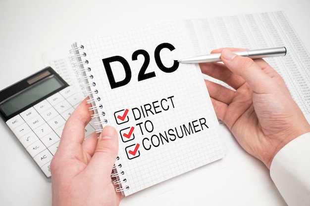 La inscripción D2C en la nota Word D2C en el mensaje de papel