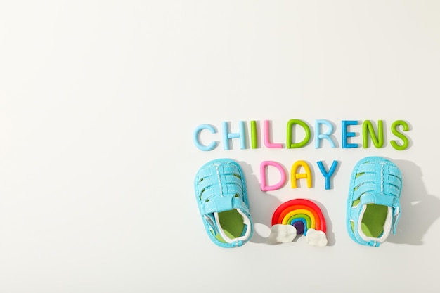 La inscripción Día del Niño con zapatos para niños.