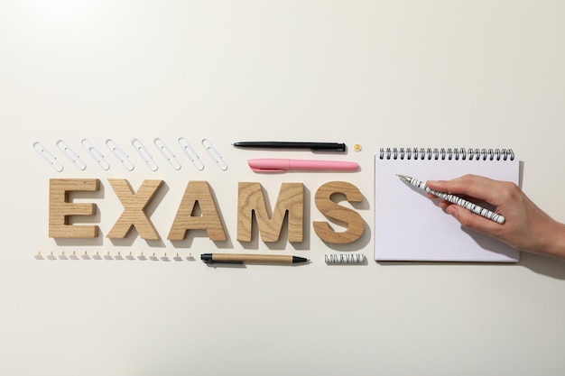 Inscripción de examen en la mesa sobre un fondo claro