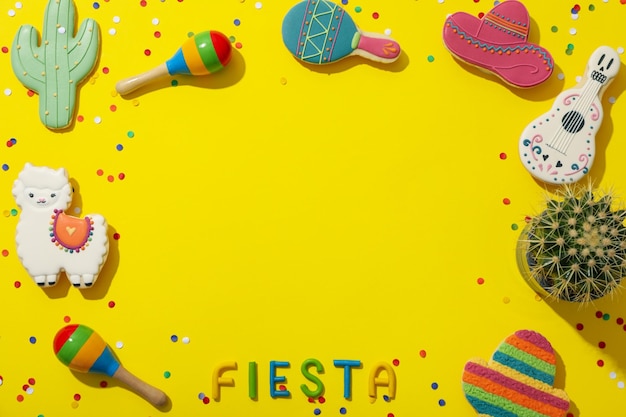 La inscripción Fiesta con decoraciones festivas en un fondo amarillo