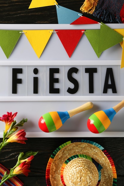 La inscripción Fiesta en una tabla blanca con decoraciones